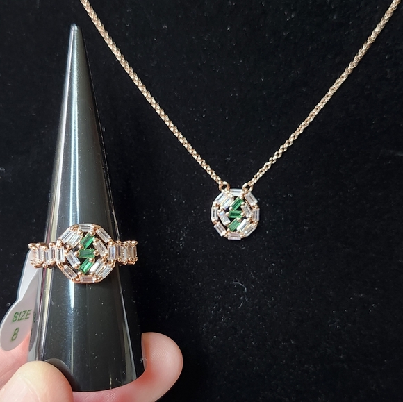 Size 8 Ring Emerald Cubic Zirconia Rose Gold (Matching necklace available) - Picture 3 of 4